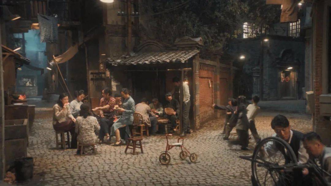 电视剧浮沉中的小巷奇遇,一家隐藏于尘埃中的特色小店