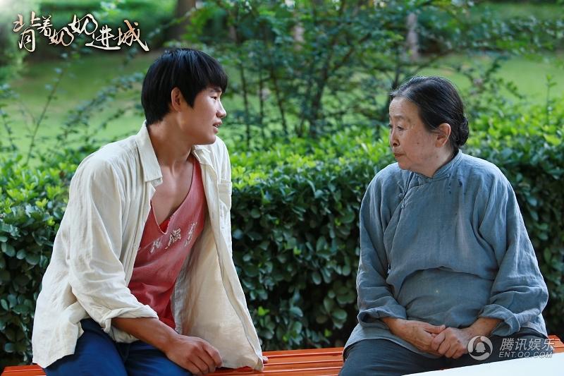 背着奶奶进城电视剧,时代背景下的温情与奋斗