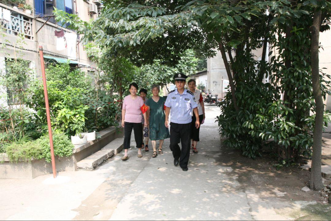 最新警服款式,探索自然美景之旅,寻找内心的平和与宁静