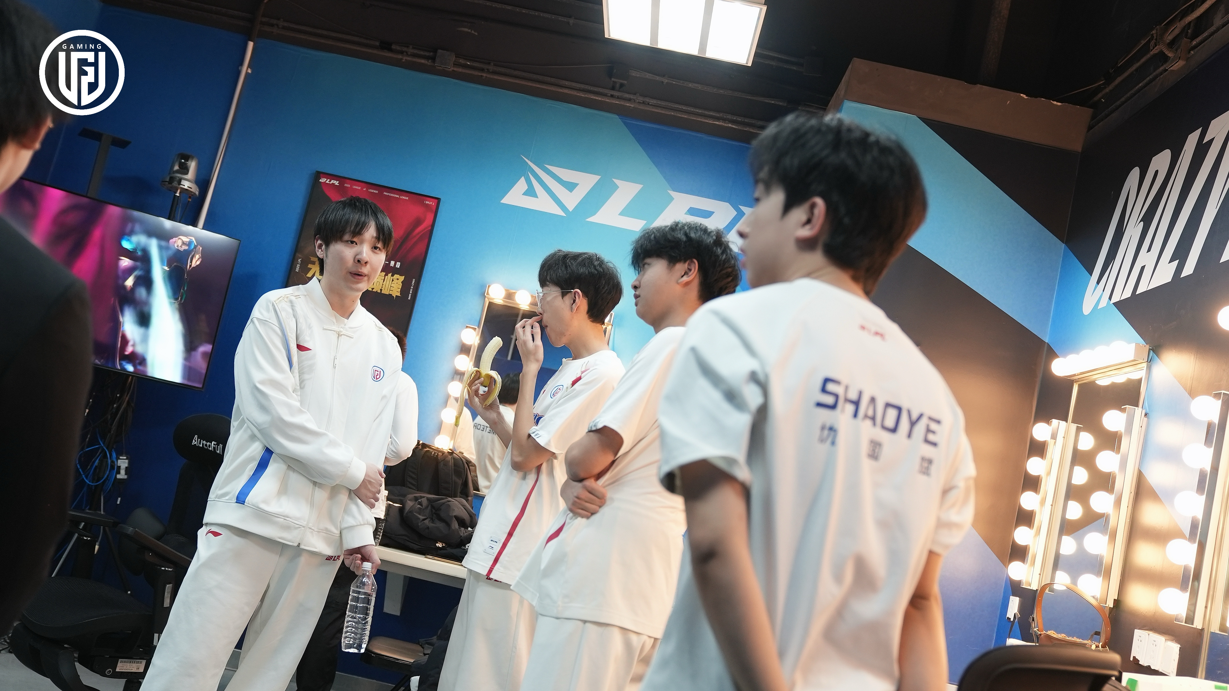 LPL转会2025最新动态,小巷深处的电竞之魂与隐藏的美食奇遇