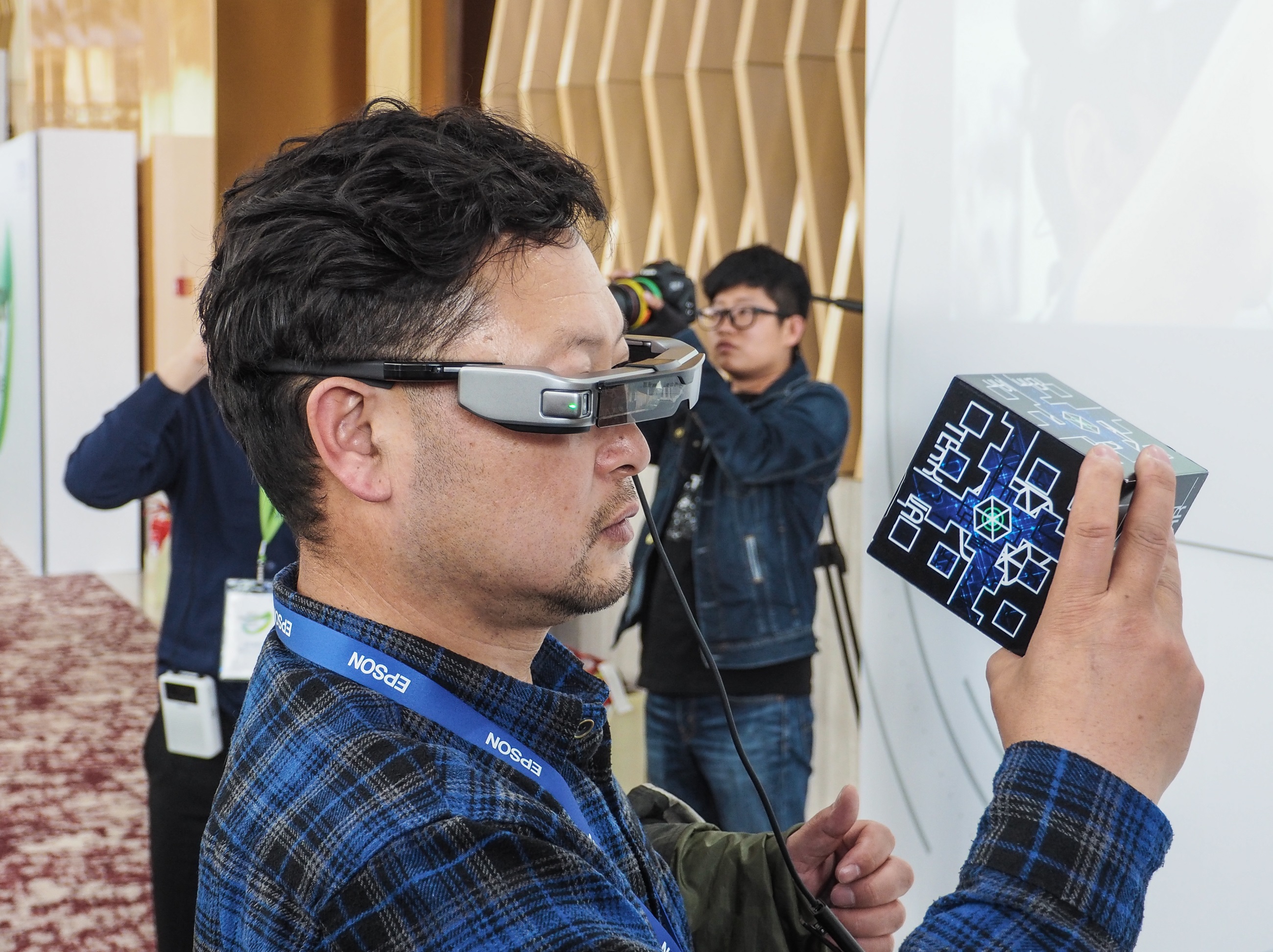 重磅推出以前的老演员遇上高科技产品——体验前所未有的智能生活