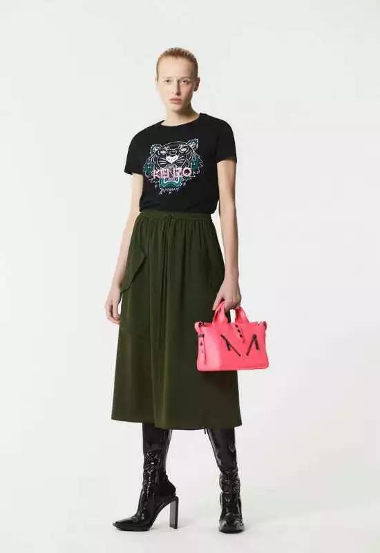 最新下款的时尚潮流单品,让你瞬间成为焦点!✨