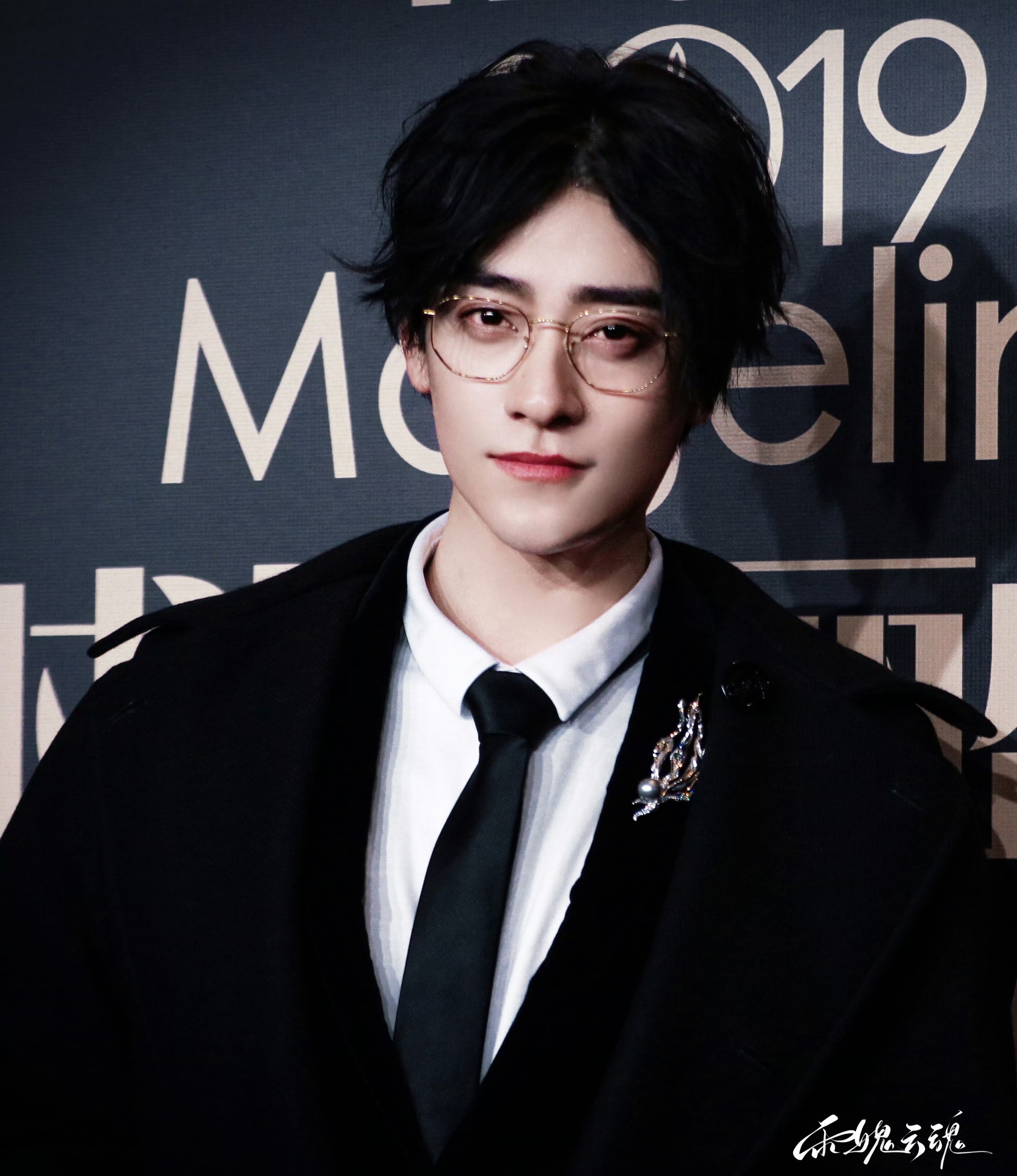 郑云龙最新现身,科技新品惊艳登场,开启智能生活新篇章!